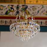 Sul soffitto, da cui pende un elegante lampadario a gocce...